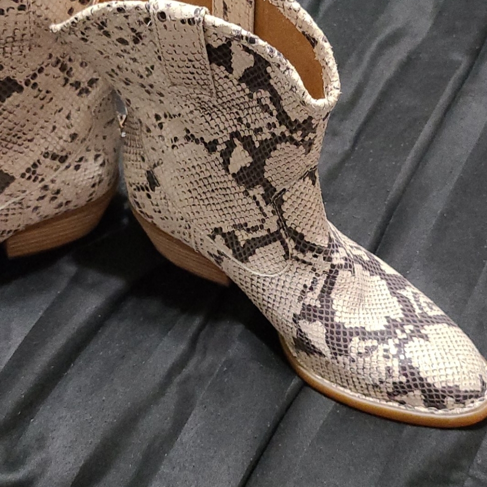 Born beautiful ankle bootie - Picture 2 of 8